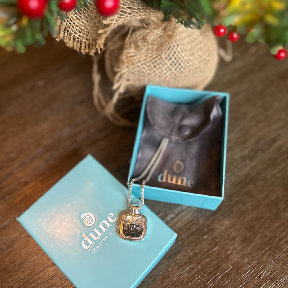 Dune Jewelry Cushion Cut Nautical Necklace - Mother of Pearl Gradient